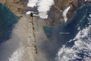 Imagem aérea da NASA da erupção do Eyjafjallajökull, Islândia, 2010. Fonte: http://earthobservatory.nasa.gov/NaturalHazards/view.php?id=43690